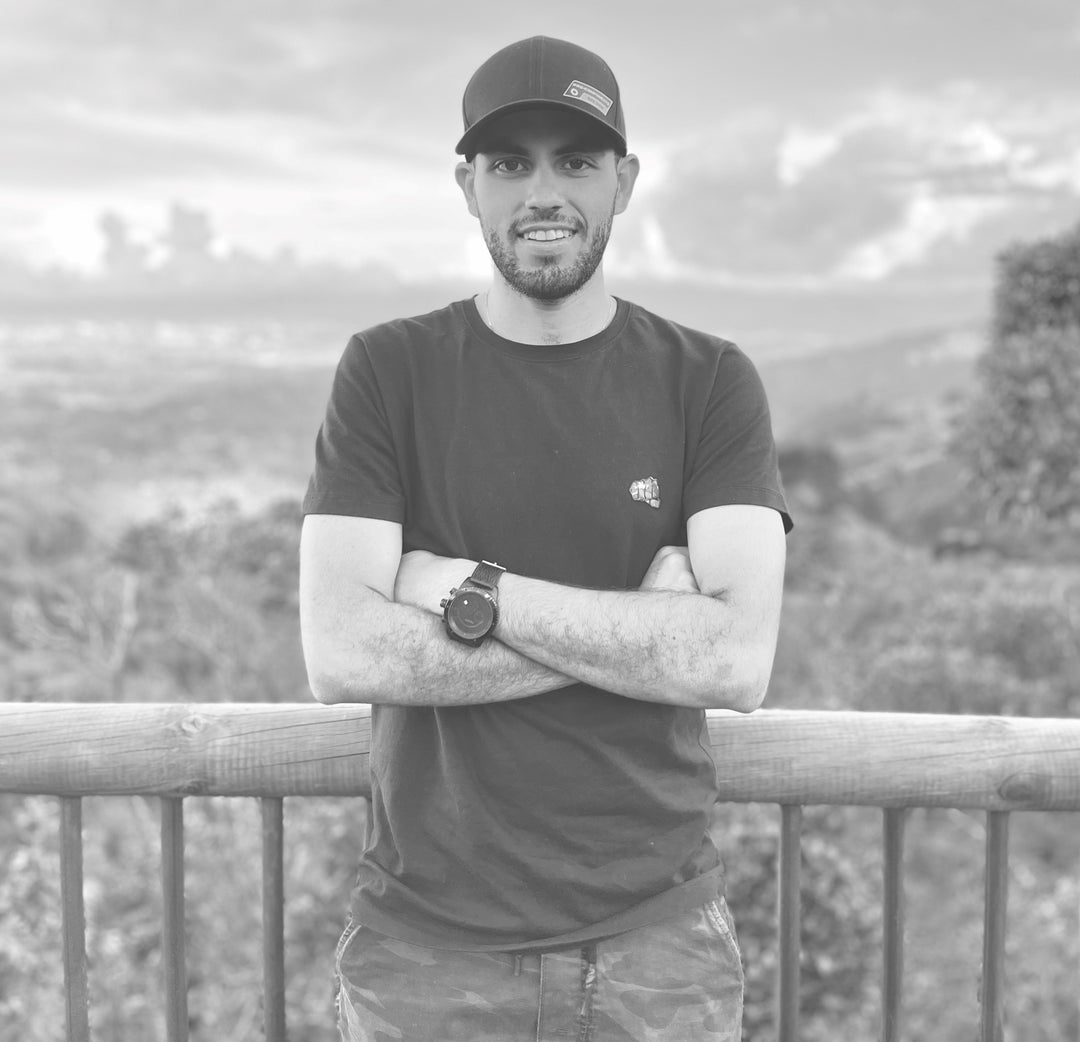 ingeniero mecánico y rutero,- Nos especializamos en vender tornillos para bicicletas de: Ruta- apasionado por el ciclismo y obviamente al proceso de fabricación de los componentes ....ahh y se nos olvidaba, él dice que su modalidad en la bici es escalador